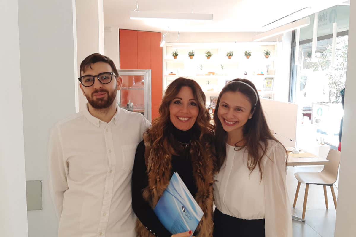 I duetitolari di Irnerio 10 con Federica Pagliarone responsabile dell'ufficio stampa del Gruppo Monti Salute Più e Irnerio100. “Irnerio10”: gusto e benessere nel centro di Bologna